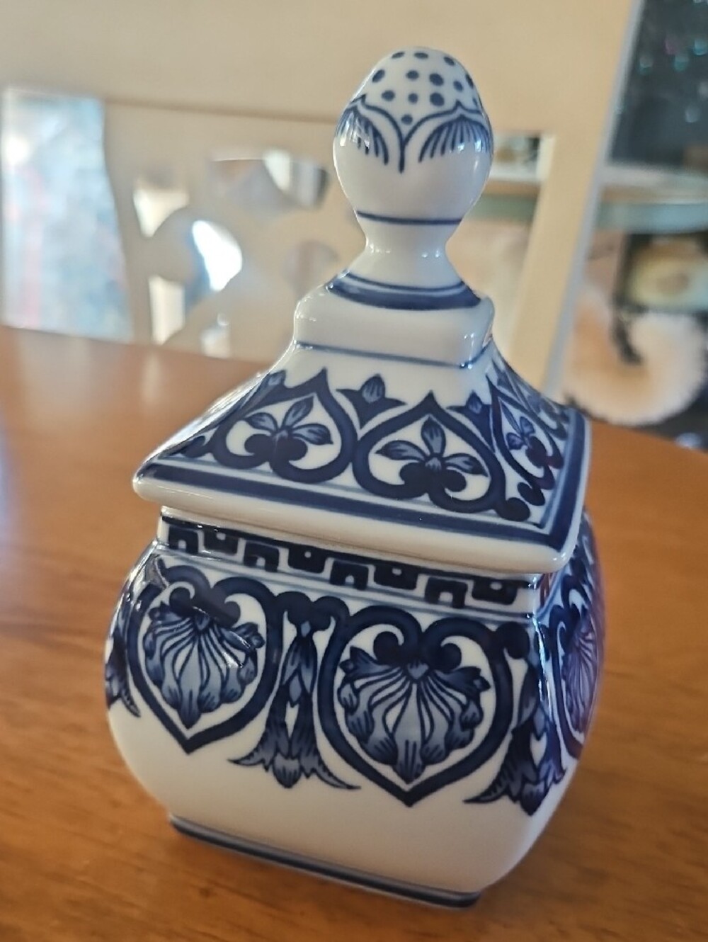 Bombay Blue and White Floral Glazed Percelain Ginger Jar with Lid